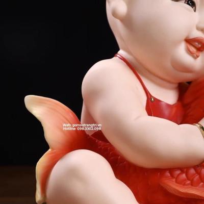 TƯỢNG SỨ ( CÔ ) CẬU BÉ ÔM CÁ CHÉP